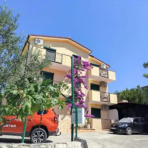 apartment-mia-trogir.hotels-in-trogir.com/